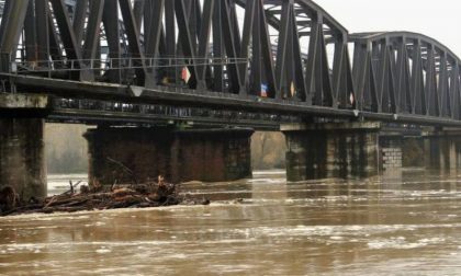 Stop temporaneo al traffico sul Ponte del Po causa passaggio detriti