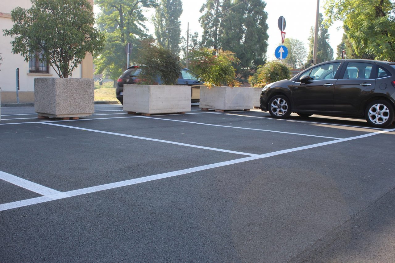 Civico Cimitero, asfaltato il parcheggio di via dei Cipressi FOTO