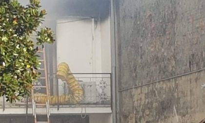 In fiamme il tetto di un'abitazione, arrivano i pompieri
