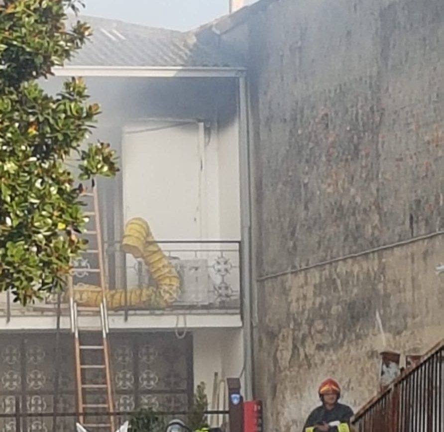 In fiamme il tetto di un’abitazione, arrivano i pompieri