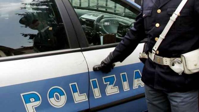 Vessazioni e molestie durate mesi: arrestato per stalking davanti al supermercato