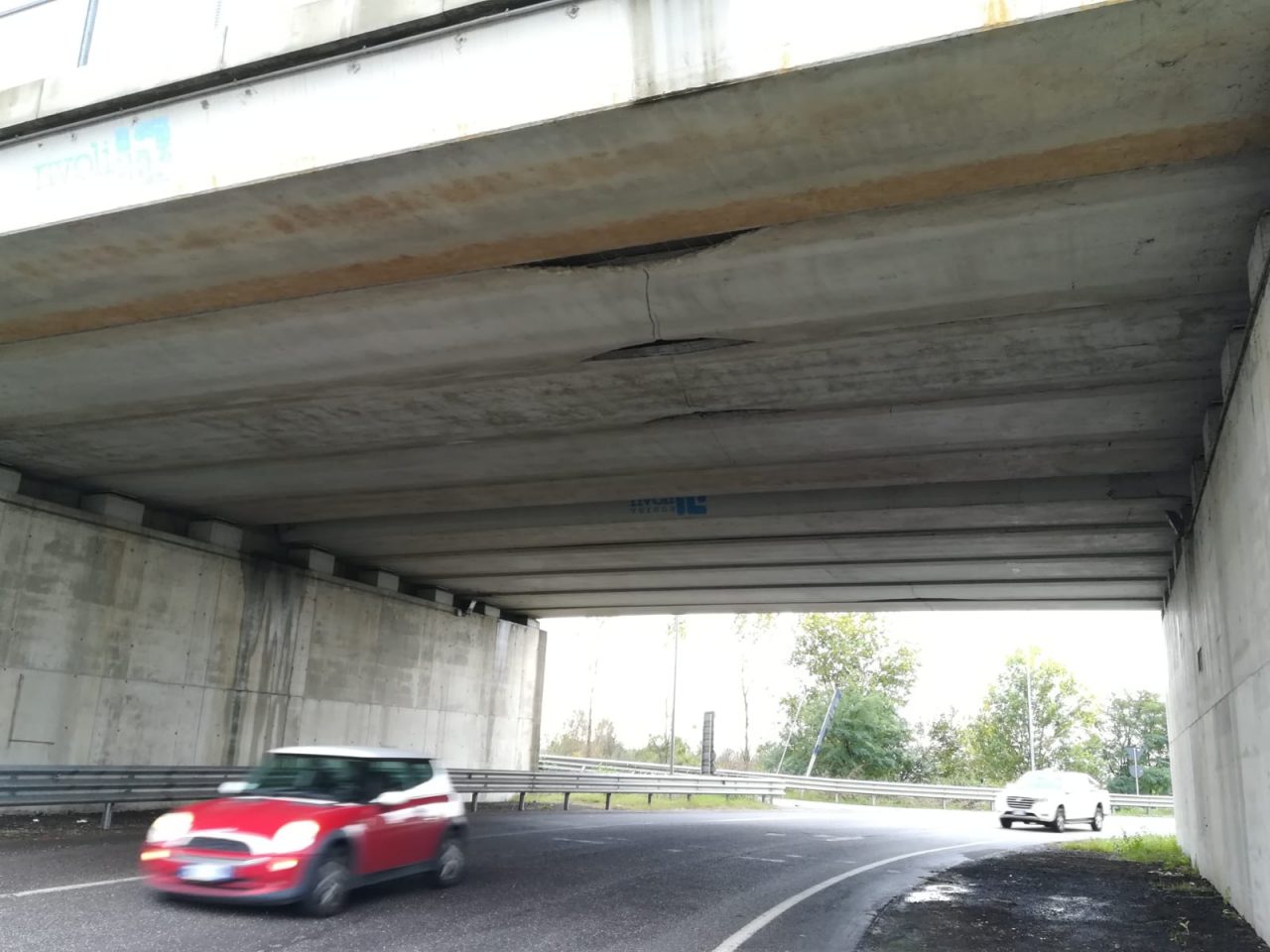 Calcinacci dal ponte, chiuso il sottopasso nuovo