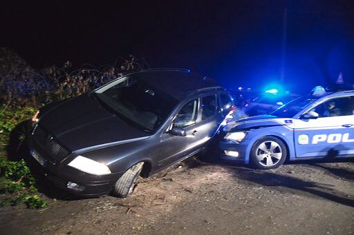 Inseguimento e scontro, feriti due poliziotti