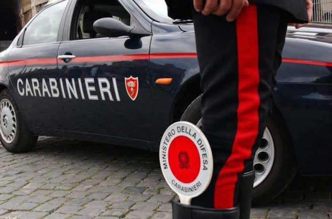 Non paga la merce prelevata, poi prende a morsi il proprietario per guadagnarsi la fuga