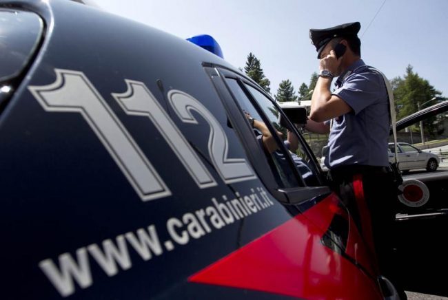 Calci e pugni per rubare un cellulare, 18enne finisce in carcere