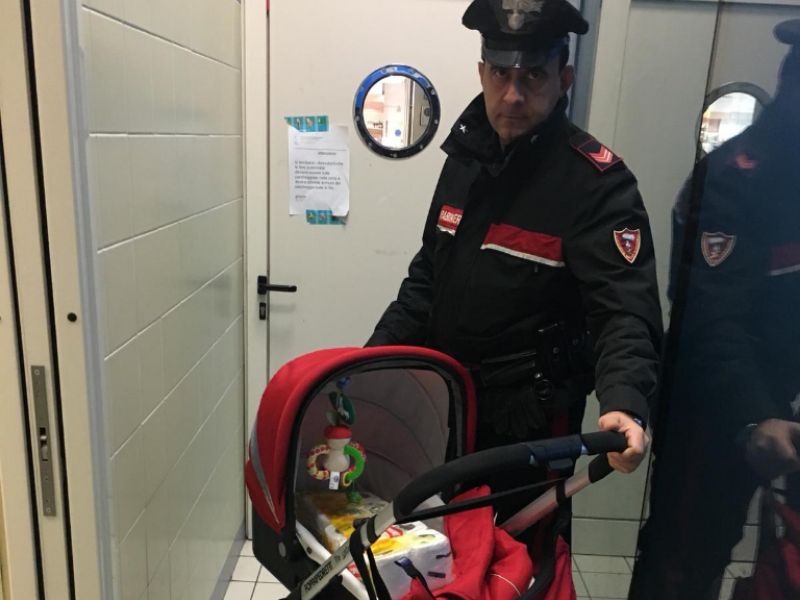 Ruba al supermercato e nasconde la refurtiva nel passeggino: denunciato 24enne