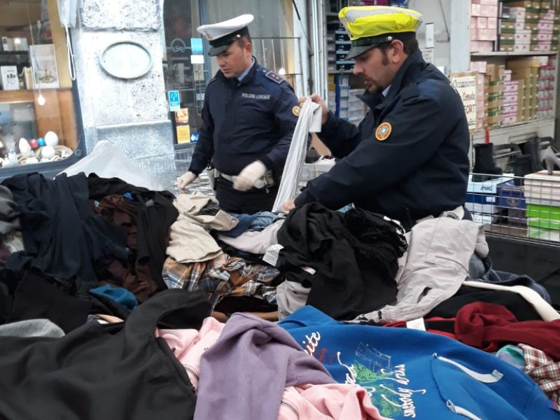 Controlli al mercato: sequestrati 924 abiti usati