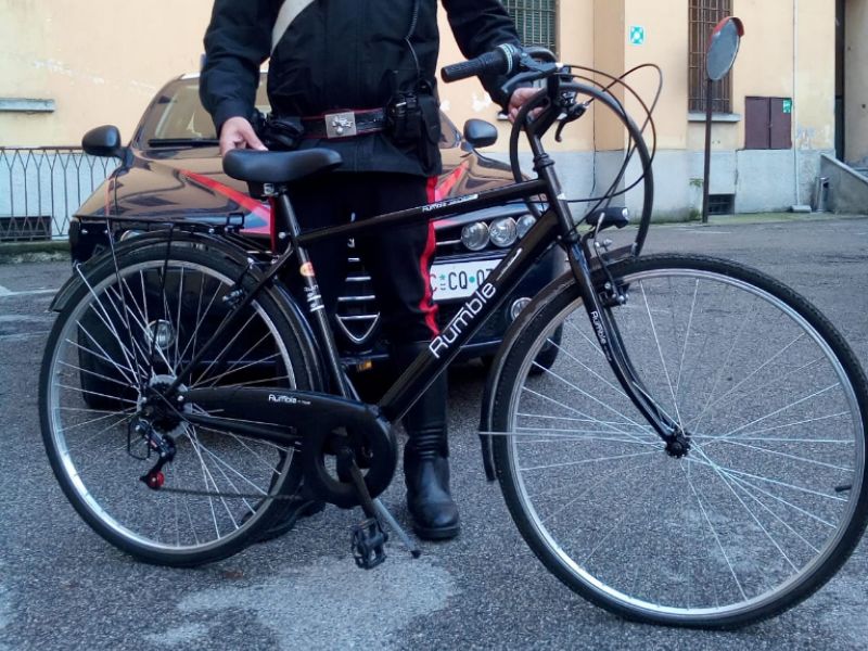 A spasso di notte con la bicicletta rubata, denunciato