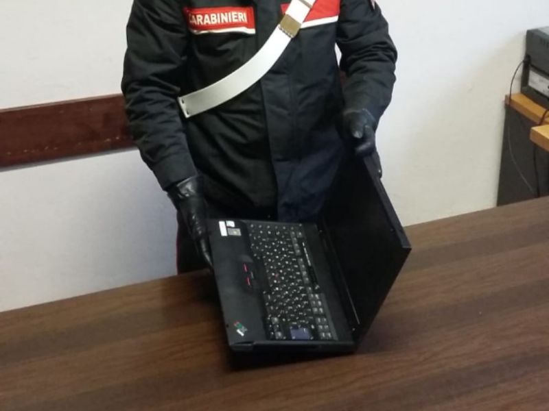 Ruba computer in appartamento, denunciato 30enne