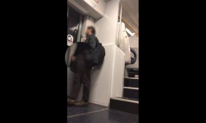 Maniaco si tocca davanti a una studentessa in treno VIDEO