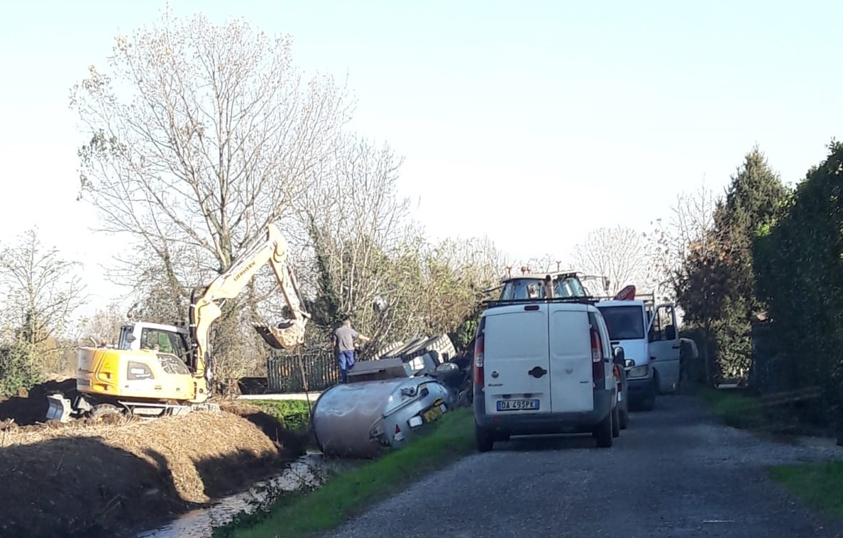 Trattore nella roggia, spavento per un agricoltore