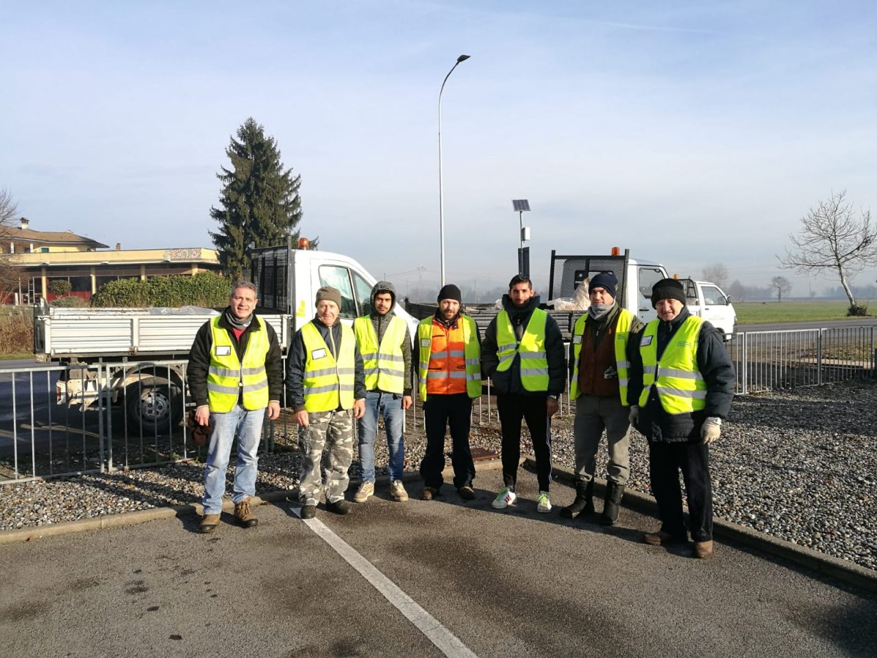Spazzatura sulla Rivoltana, i volontari al lavoro per ripulirla