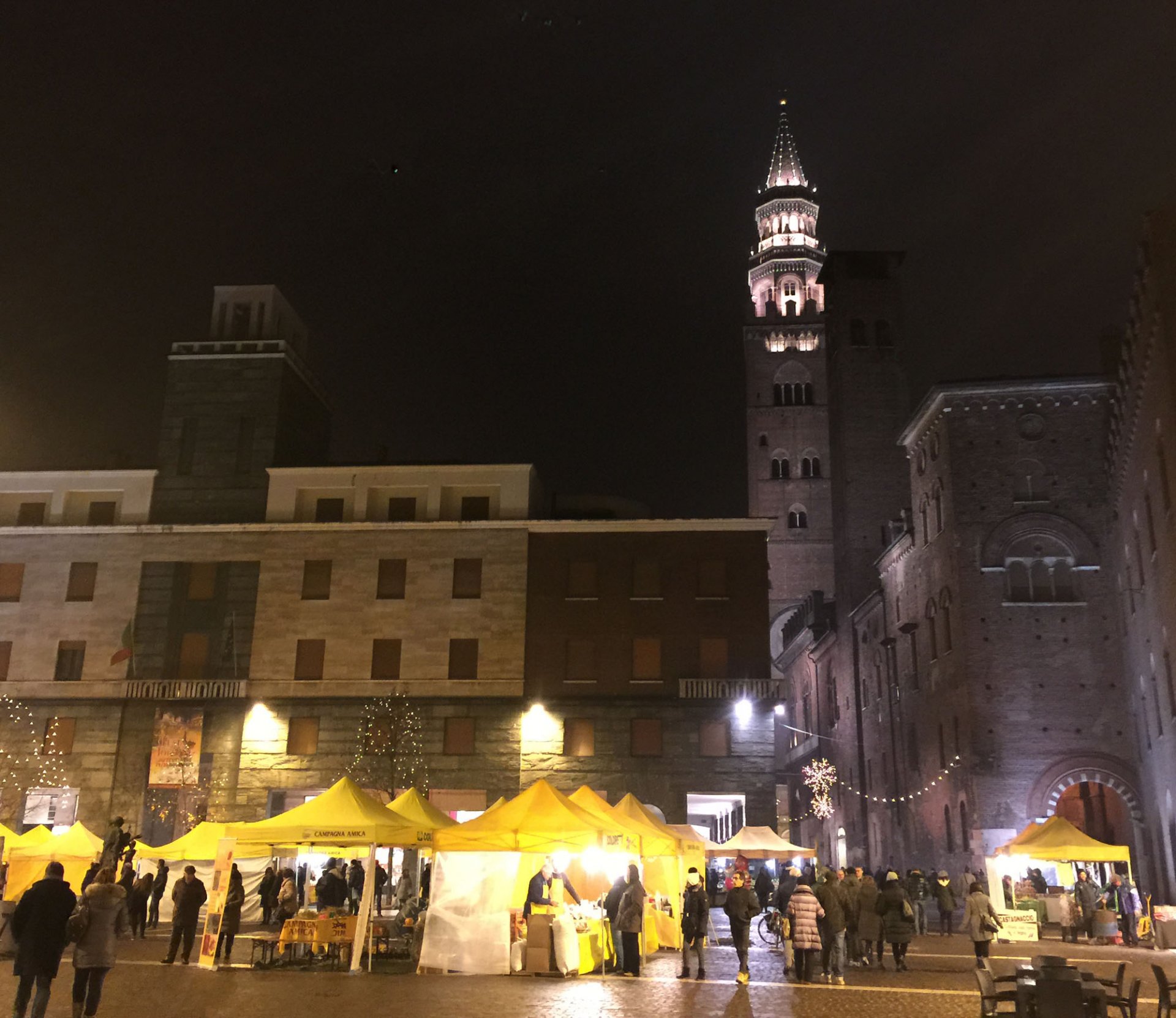 Piazza Stradivari, sera