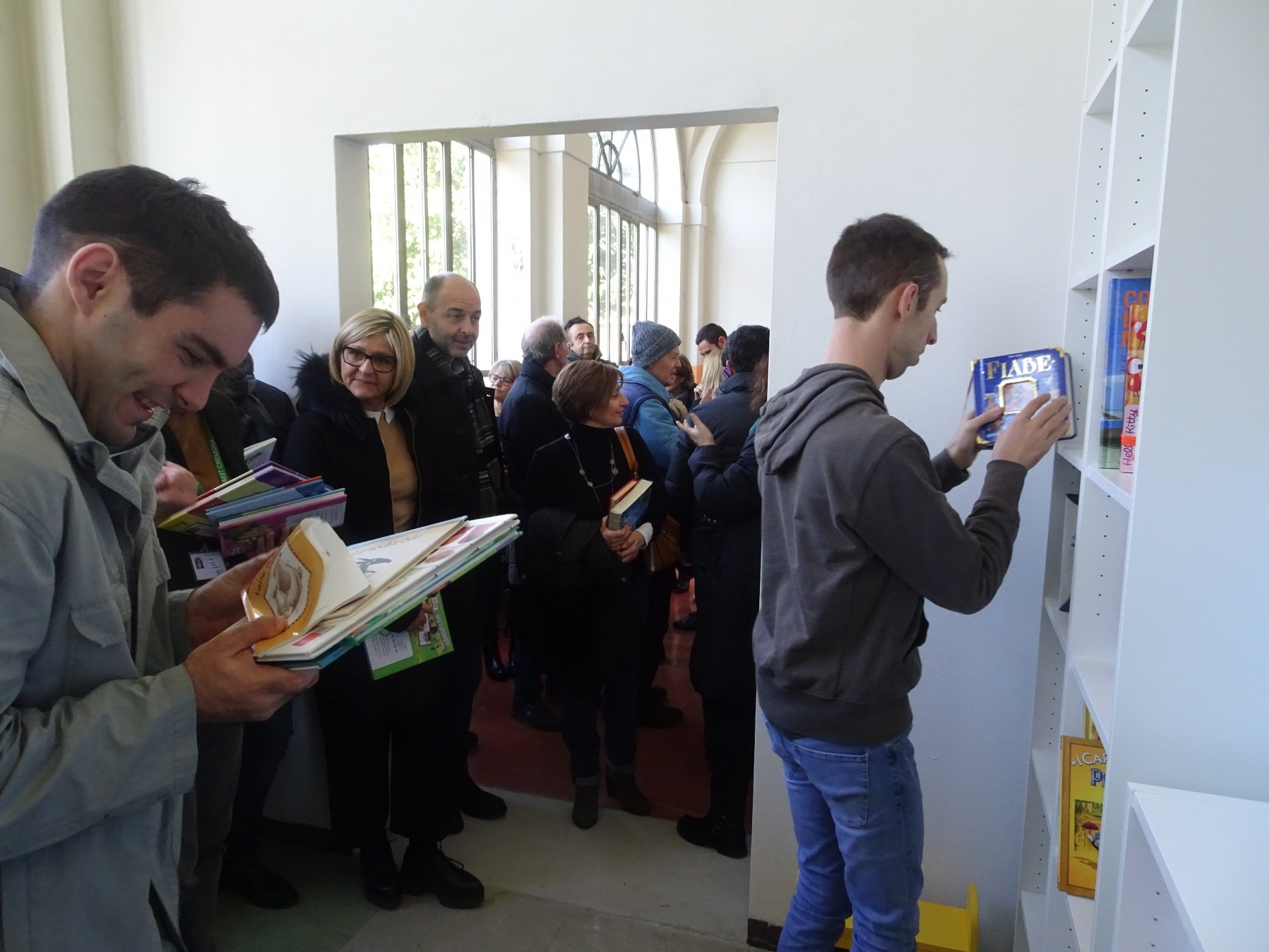 Ragazzi, operatori, volontari e cittadini in fila per donare un libro