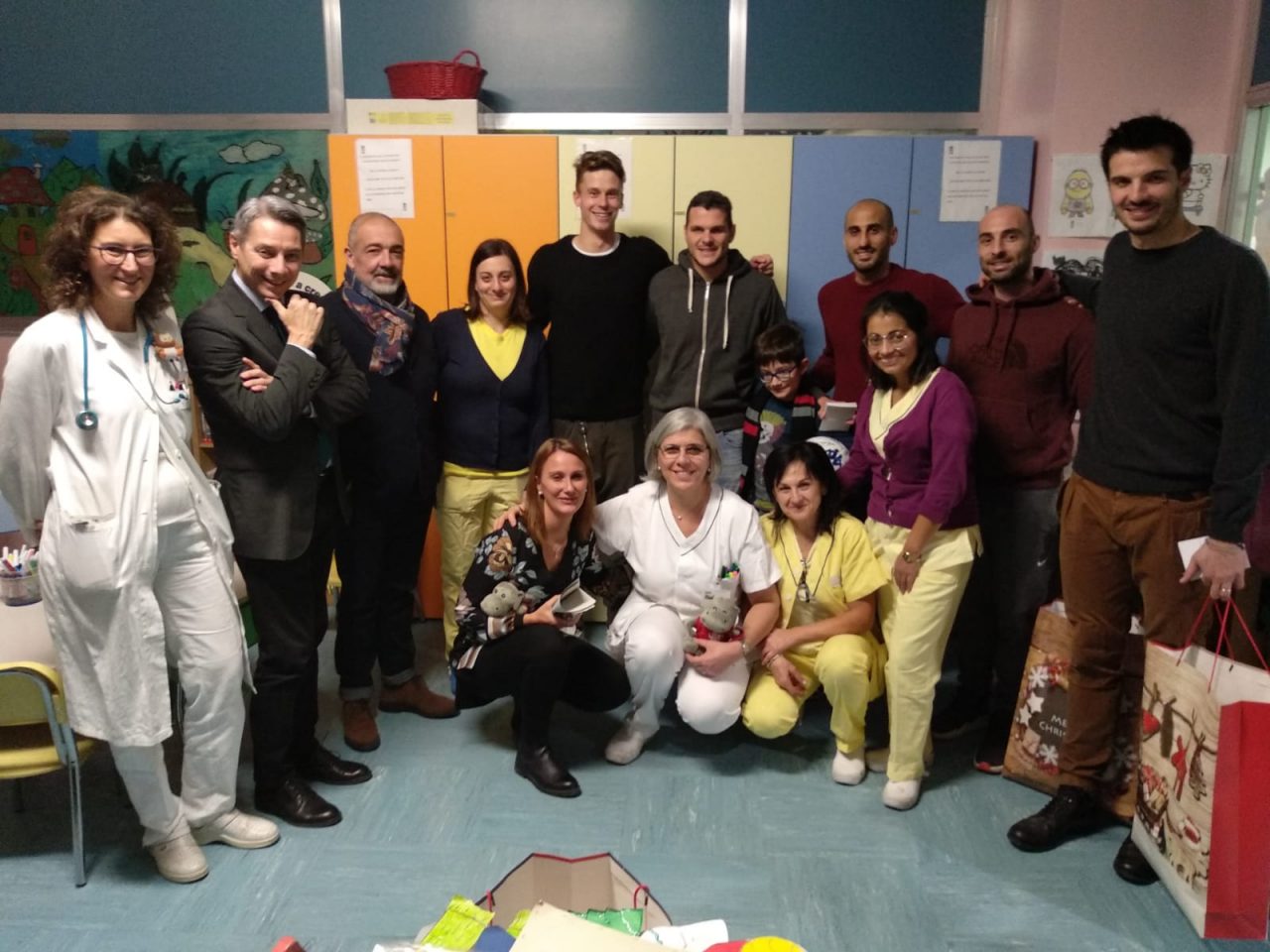 Cremonese: visita a sorpresa in Pediatria dei calciatori FOTO