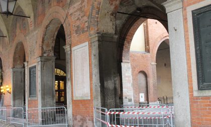 Caduta calcinacci sotto i portici di Palazzo Comunale: area messa in sicurezza