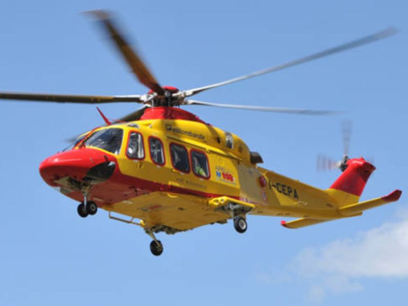 Scontro tra tre auto, cinque feriti e elisoccorso in volo