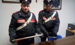 Guida ubriaco con coltello a serramanico e mazza di legno in auto, denunciato