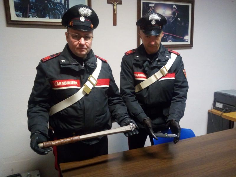 Guida ubriaco con coltello a serramanico e mazza di legno in auto, denunciato