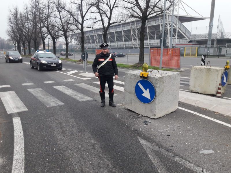 Sbatte contro un blocco di cemento con l’auto: denunciato