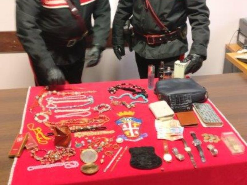 Topi d’appartamento svaligiano casa mentre i padroni sono in vacanza
