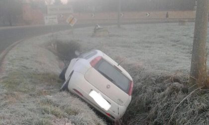 Strada ghiacciata auto finisce nel fosso