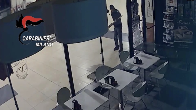 Incendio doloso di una pasticceria: cinque arresti VIDEO