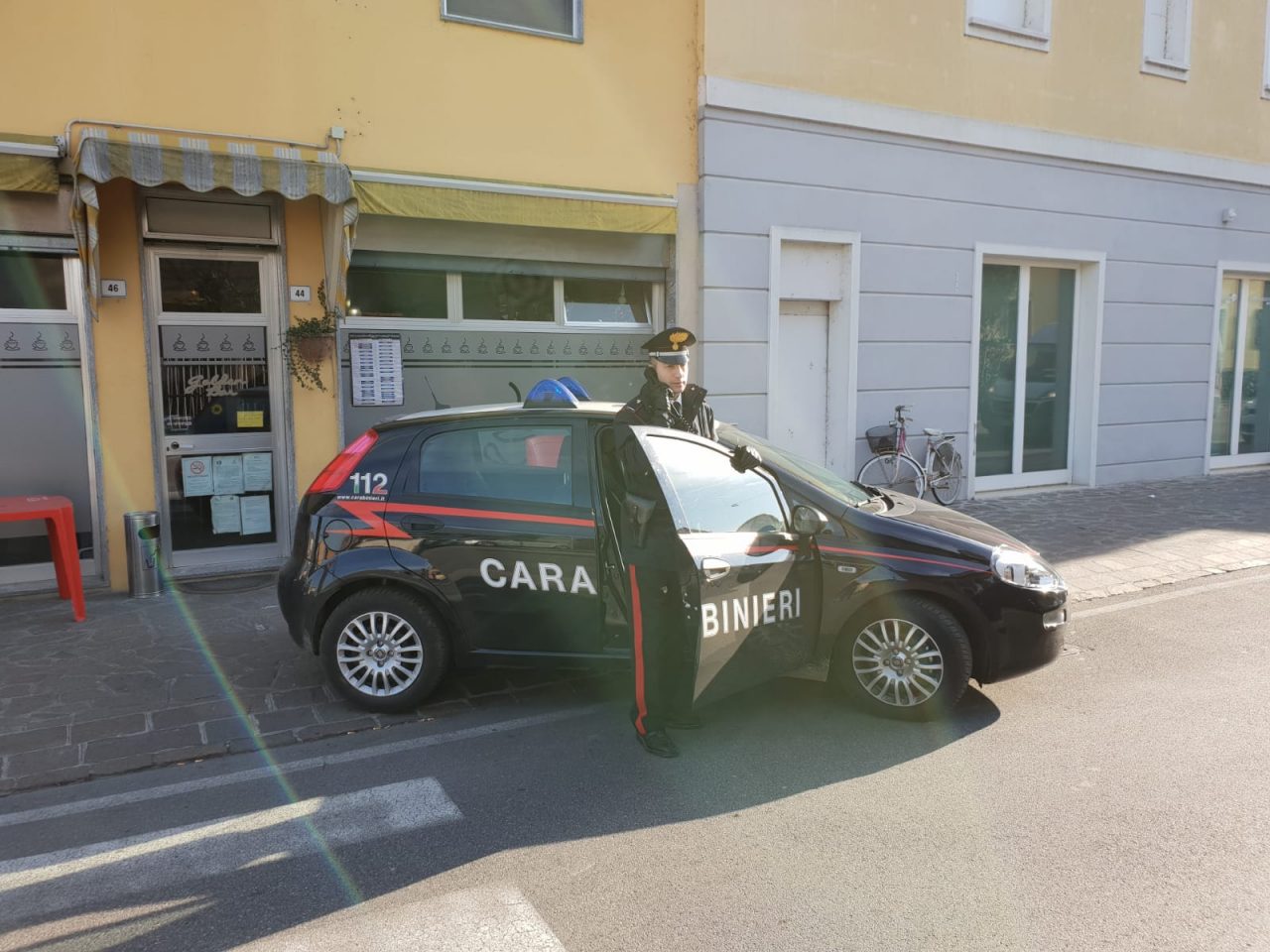 Ubriaco aggredisce la barista che non gli vuole più dare da bere