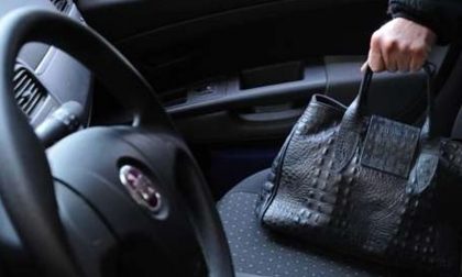 Lascia la borsa in auto e gliela rubano mentre va all'asilo