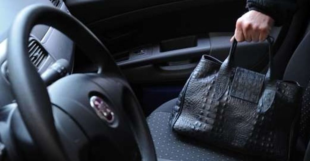Rubano una borsetta da una macchina e con le carte si danno alle spese pazze