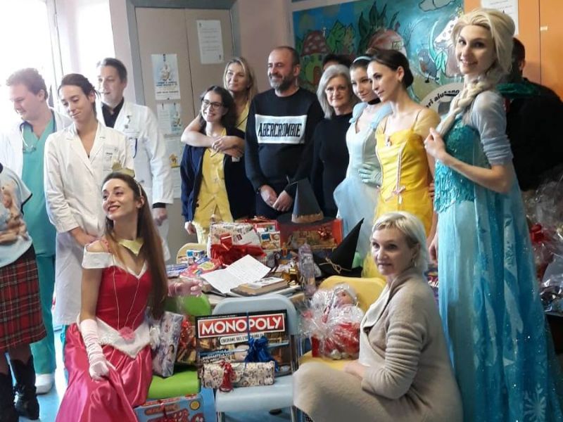 Principesse in pediatria per portare doni ai bambini ricoverati