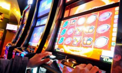 Lascia la figlia in auto da sola per giocare alle slot machine