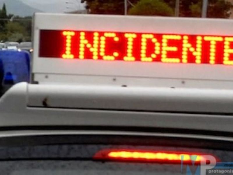 Perde il controllo dell’auto e ne urta tre parcheggiate