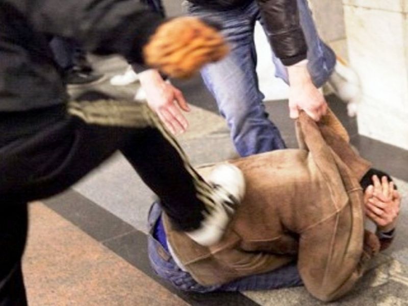 13enne picchiato dal branco all’uscita da scuola