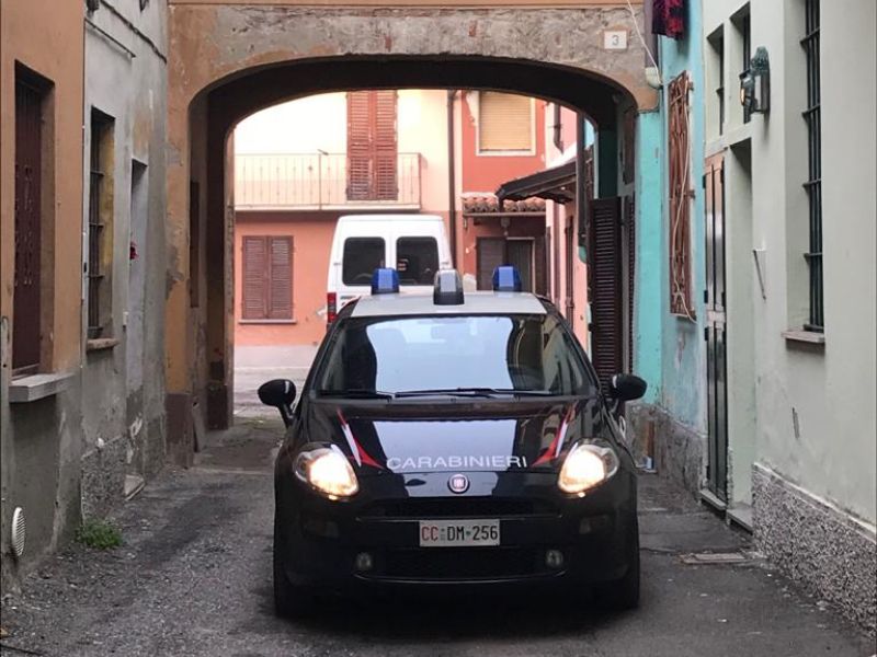 Aggredisce a testate e morsi i Carabinieri, arrestata