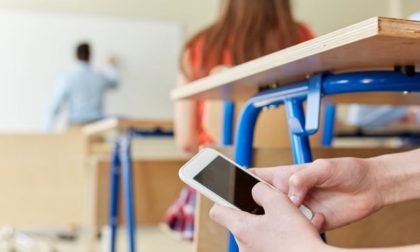 Cellulari in classe. C’è la proposta di vietarli per legge