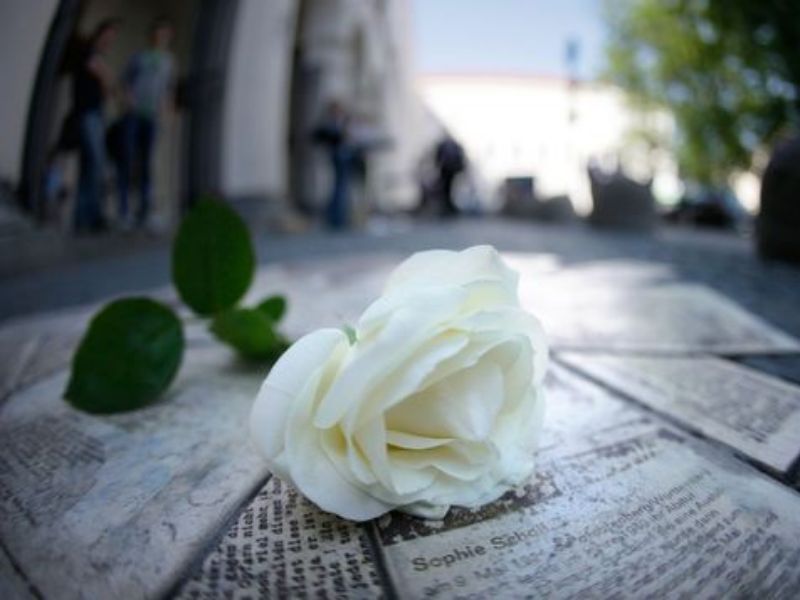 L’addio a Michaela morta nel sonno a soli 23 anni