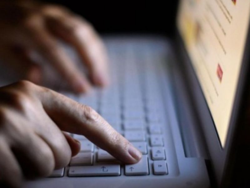 Professore arrestato per pedopornografia: adescava ragazzini in chat