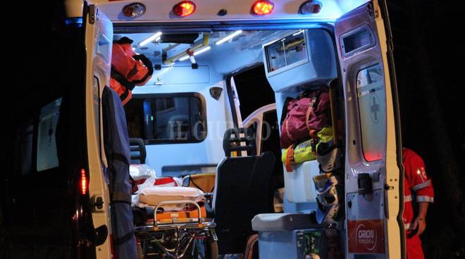 Auto ribaltata: 36enne finisce in ospedale SIRENE DI NOTTE