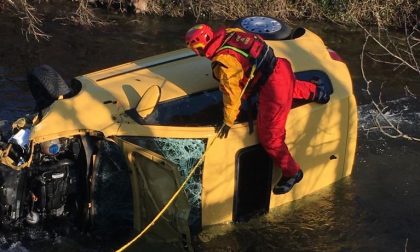 Esce di strada e finisce nel canale: ragazza ferita