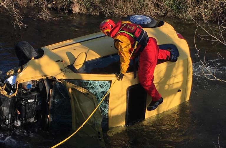 Esce di strada e finisce nel canale: ragazza ferita