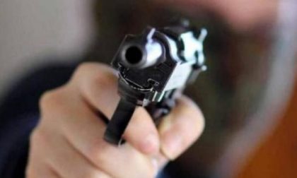 Coppia di anziani rapinata in casa sotto la minaccia di una pistola