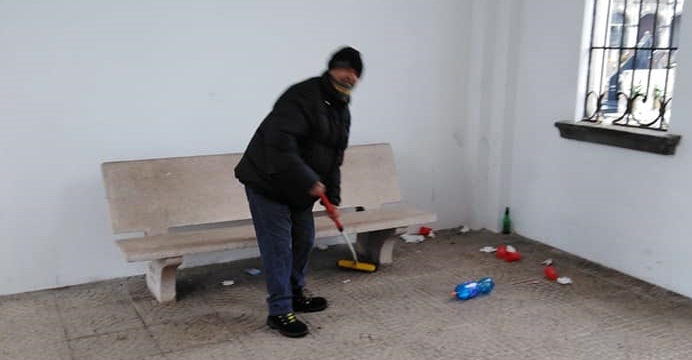 Vandali al cimitero di Pandino, ripulisce un immigrato