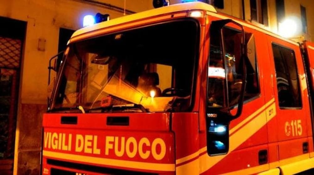Anziana cade in casa e si ferisce alla testa, salvata dal vicino che sente le sue grida disperate