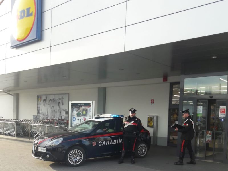 Due giovani rom prendono a bottigliate vigilantes del Lidl aiutate da un bambino di 8 anni