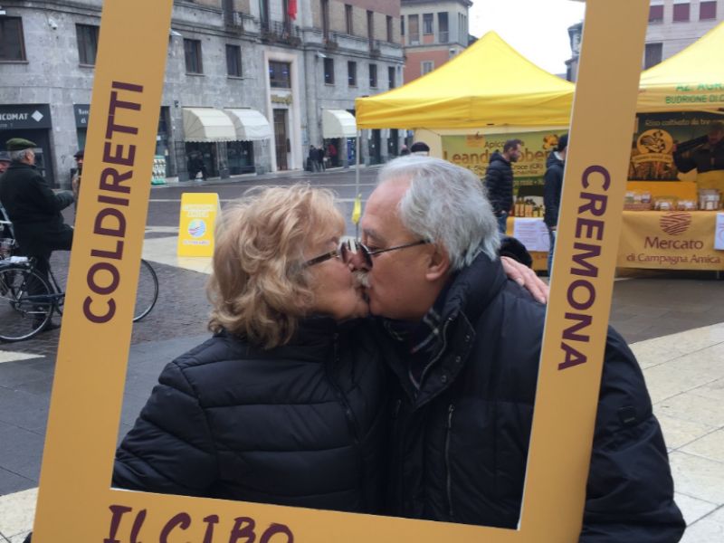 Galleria di baci al Mercato di Campagna Amica FOTO