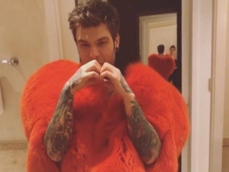 Chiara Ferragni e Fedez vestito da cuore per San Valentino VIDEO