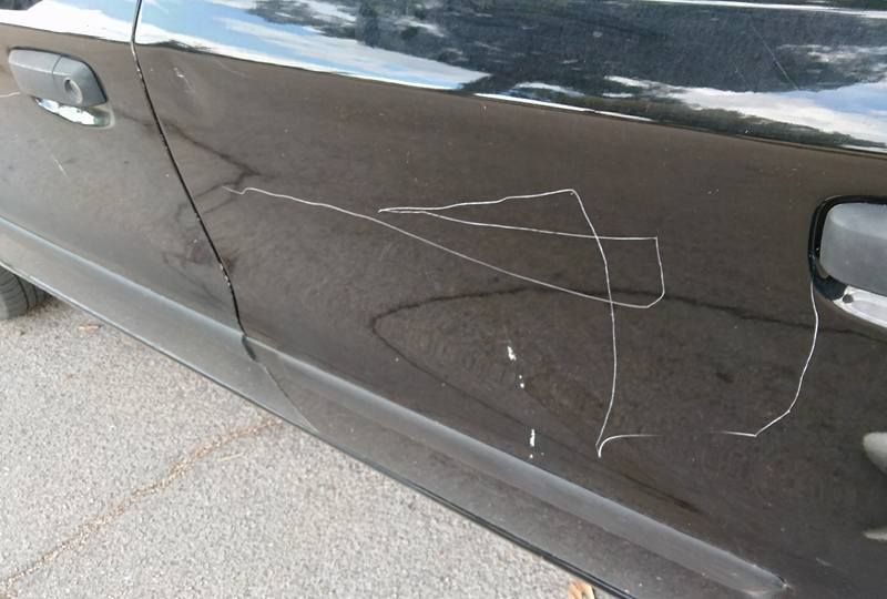 Gli rigano l’auto quattro volte: offre 5mila euro a chi lo aiuterà a trovare il vandalo