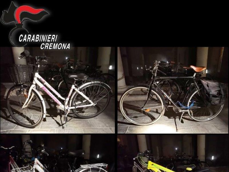 Ruba 6 biciclette all’interno di un condominio, denunciato