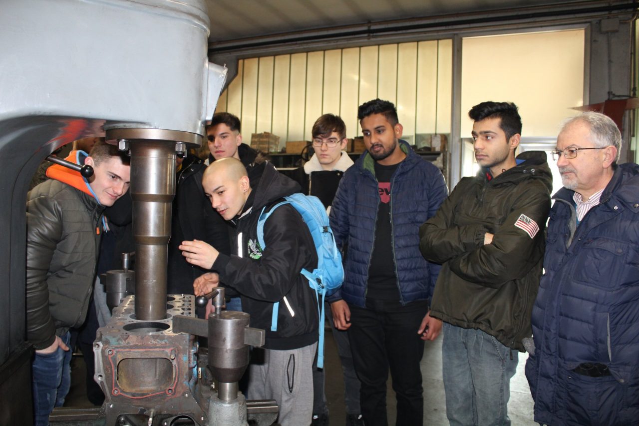 Dalla scuola all’officina, studenti a lezione dagli esperti del mestiere